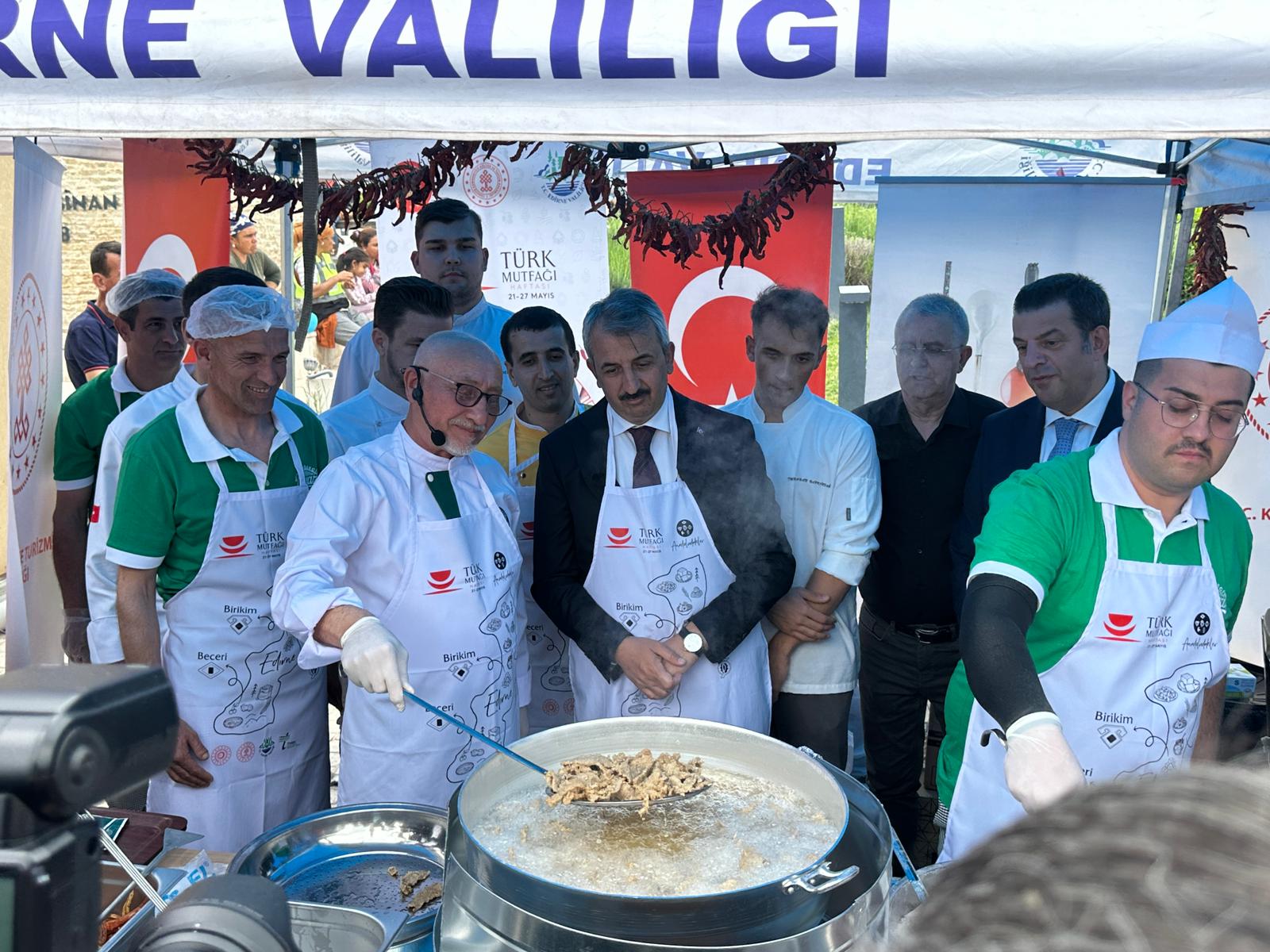 Edirne’de, 21-27 Mayıs Türk Mutfağı Haftası kapsamında düzenlenen etkinlikler başladı. “Bir Sofrada Miras” temasıyla gerçekleştirilen programda Rumeli ve Edirne bayram sofraları tanıtılırken, etkinlik yoğun ilgi gördü.